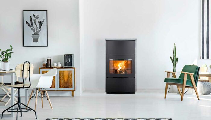 poêle à granulé moderne Heta 1000 SPO dans un intérieur design poêle à granulé moderne Heta dans un intérieur design