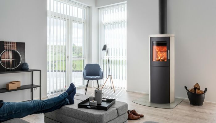 poêle à bois Heta Scan-Line 810 en limestone dans un intérieur ensoleillé confortable poêle bois Heta 810
